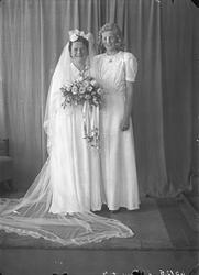 Portrett. Brud og brudepike. Bestilt av Edvard Hetland. Østh