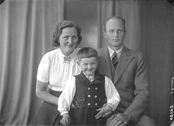 Portrett. Familiegruppe på tre. Mor, far og ung gutt. Bestil