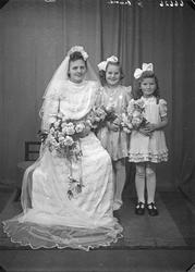 Portrett. Brud med to brudepiker. Bestilt av Erling Østebø. 