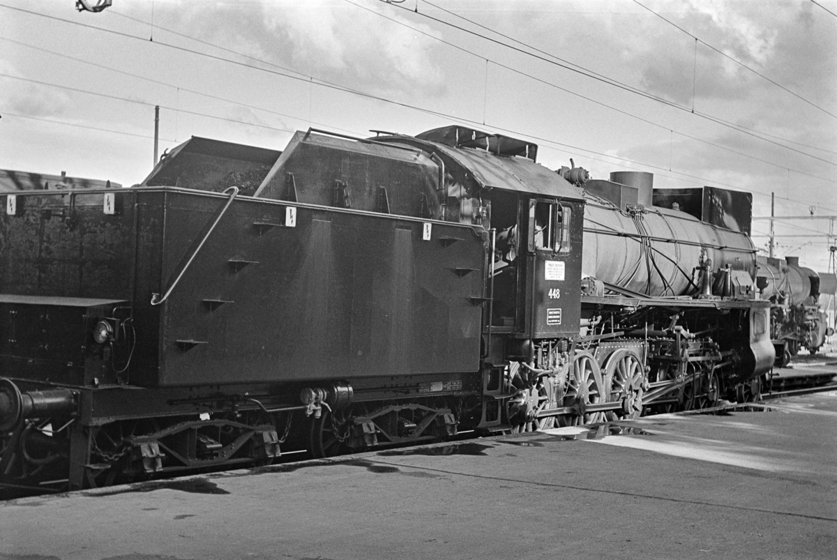 Persontog fra Gjøvik til Oslo Ø på Gjøvik stasjon. Toget trekkes av damplokomotiv type 31b nr, 448. Dette var et av de siste persontog trukket av damplokomotiv før Gjøvikbanen ble åpnet for elektrisk drift.