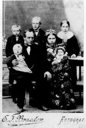 Gruppe
Framme frå v.Birgit,Endre,Anne og Guri f.1890
Bak f