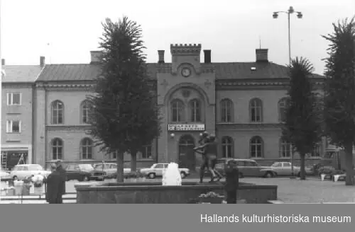 Varbergs torg med rådhuset i bakgrunden och torgfontänen "Badande ungdom" (av Bror Marklund) i förgrunden. 1970-tal?