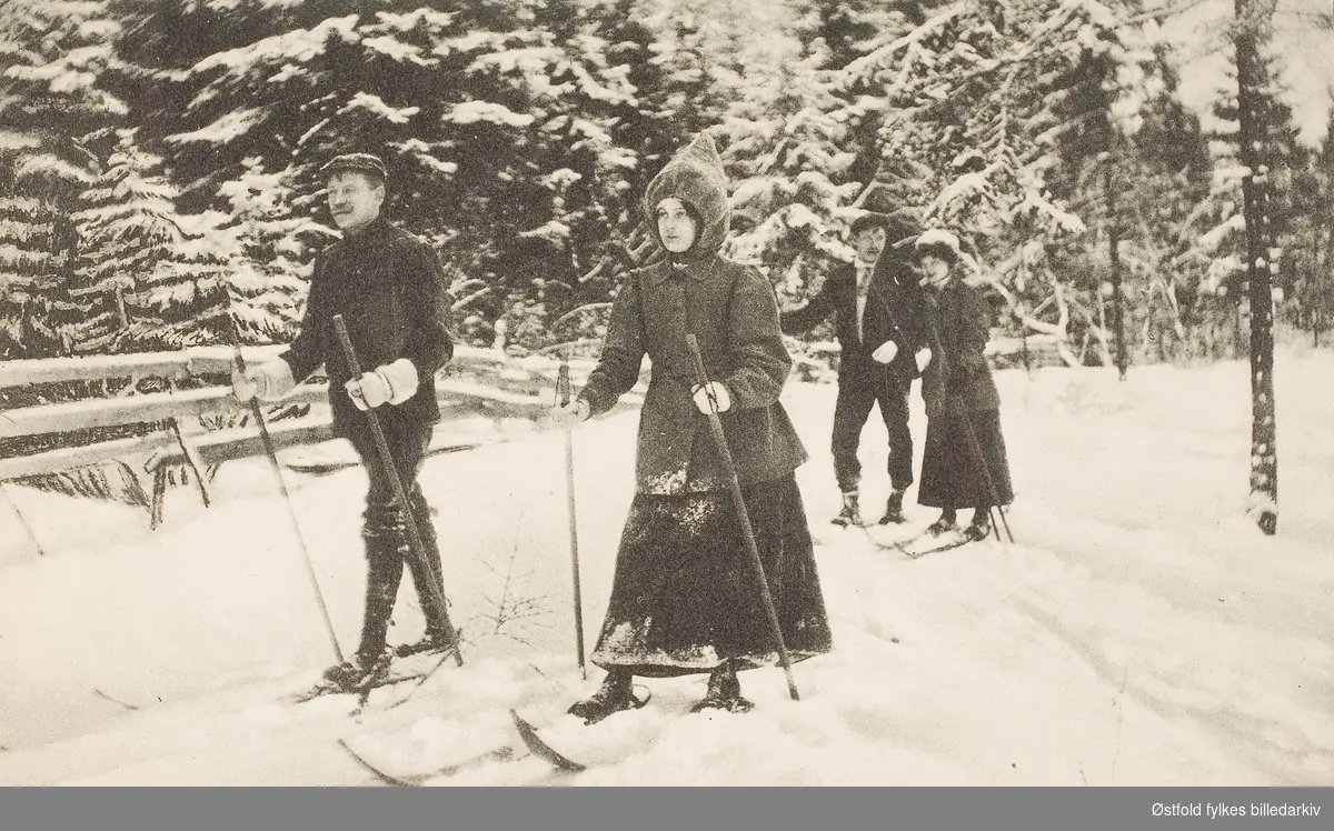 Skiløpere i vinterlandskap. Postkort.