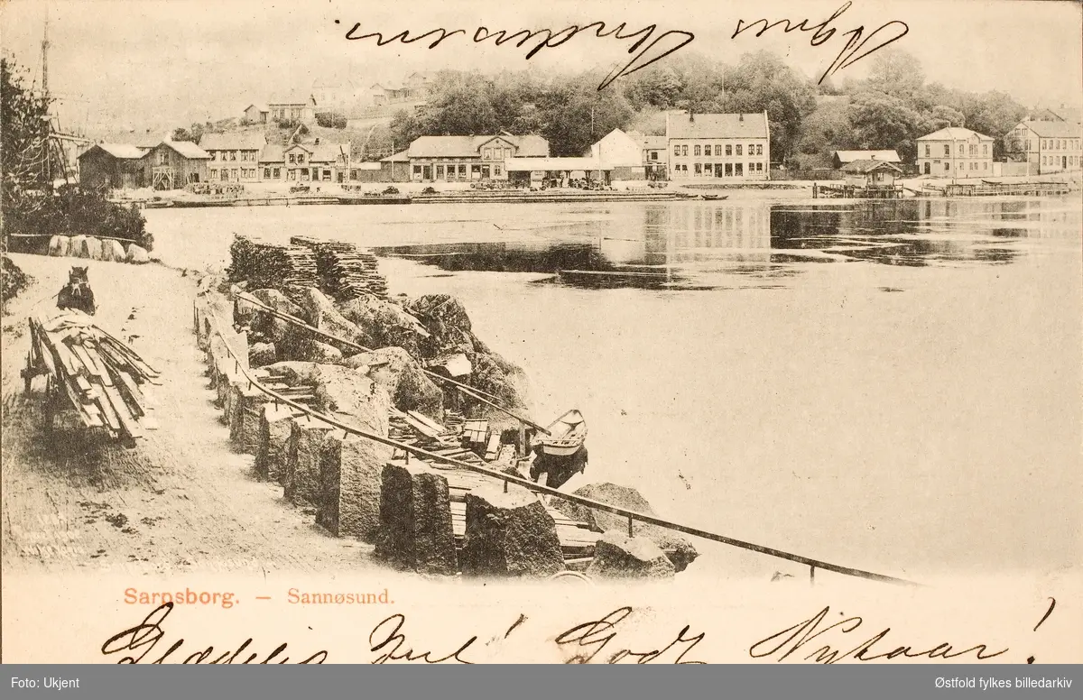 Postkort, lystrykk av Sandesund i Sarpsborg 1903. I forgrunnen heste og kjerre med plankestabel.