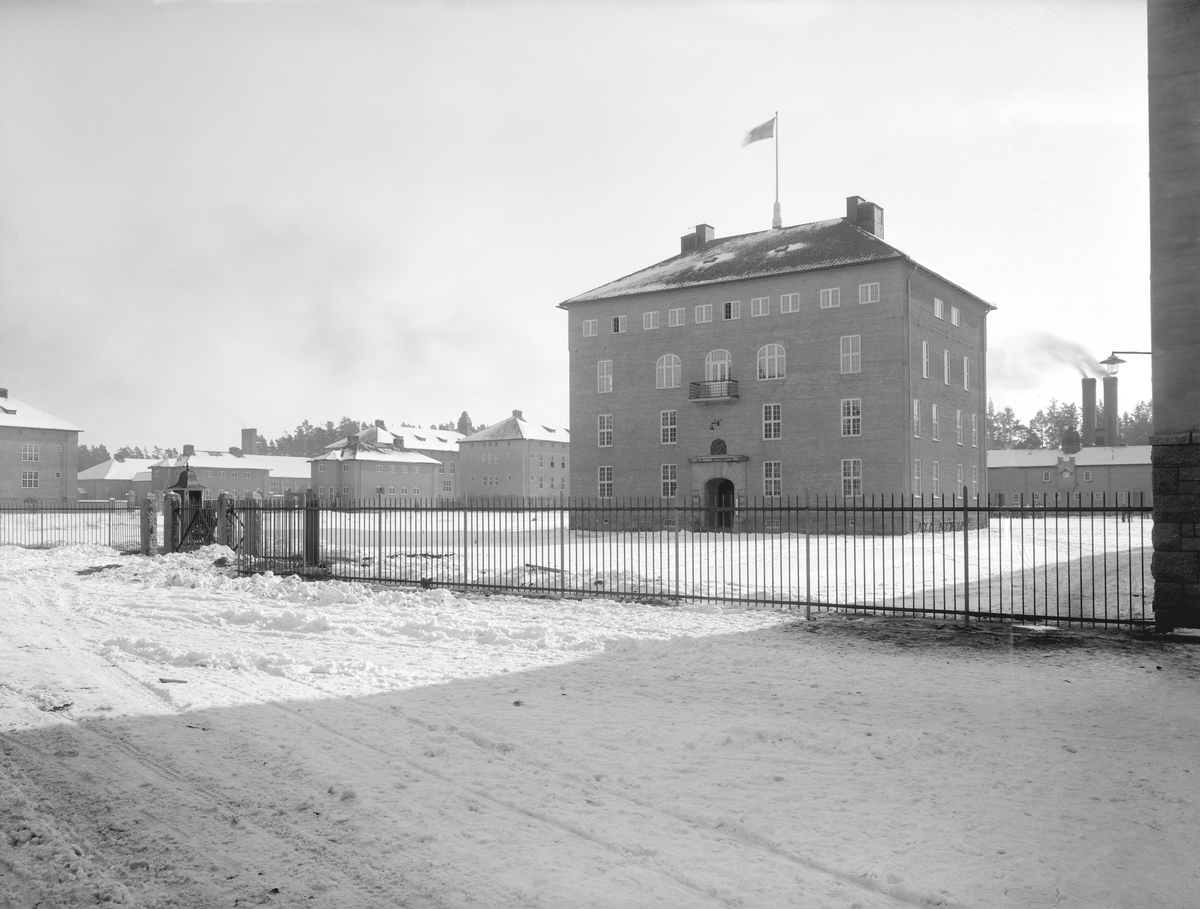 År 1922 stod det nya kasernetablissemanget färdigt i Linköping. Anläggningen uppfördes med dubbla kansernområden för I 4 (Första livgrenadjärregementet) respektive I 5 (Andra livgrenadjärregementet), där det förstnämnda förlades vid anläggningens östra del och det senare på den västra sidan. Bilden är odaterad men tolkas vara från tiden omkring regementets färdigställande och visar med det antagandet befälmässen till I 5.