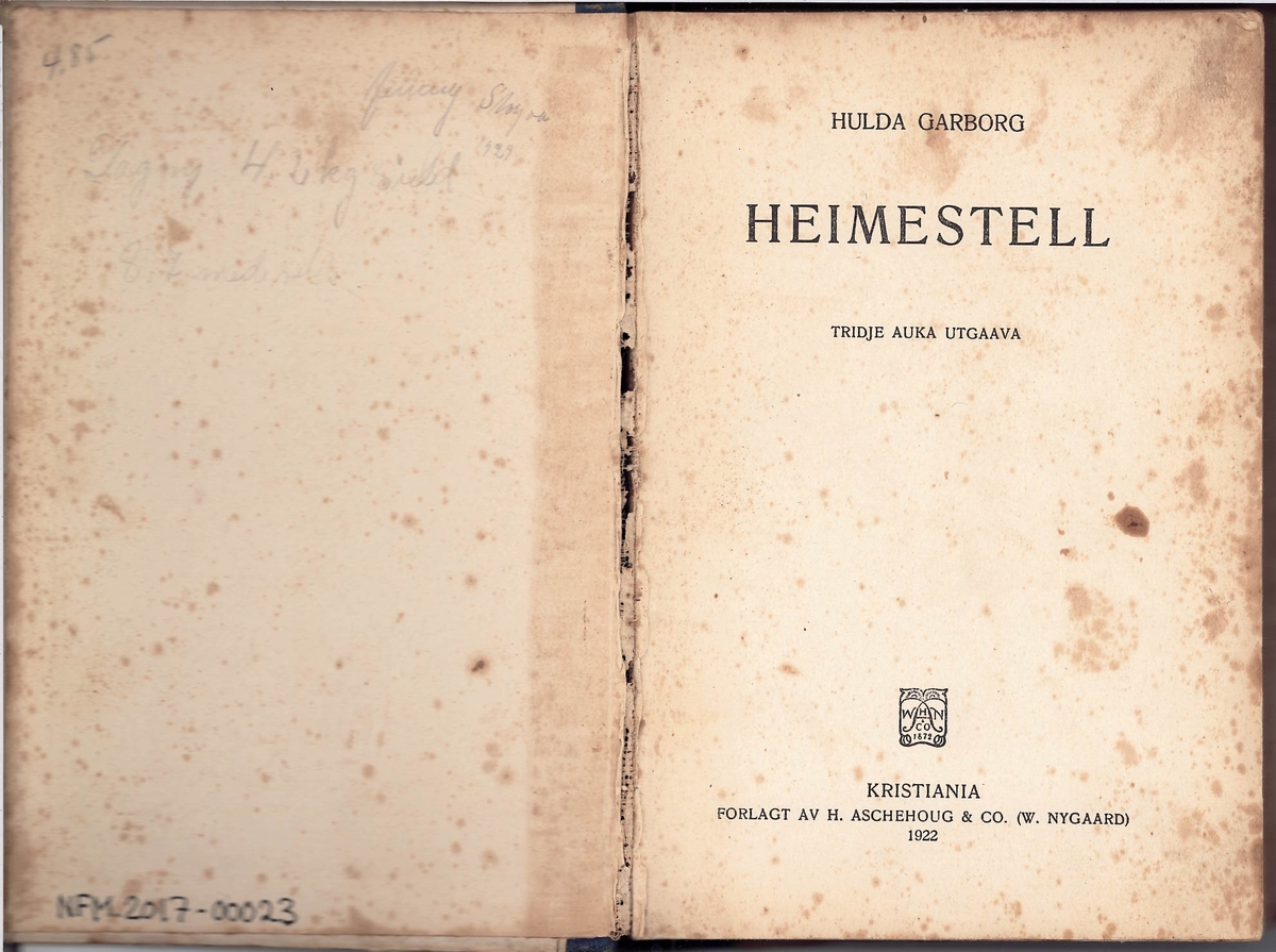 Bok med tittel "Heimestell", skrive av Hulda Garborg.  Boka har 189 sider.  Boka tar føre seg Helse, Mat og Husråd. Frå s.22 til s.110  handlar det om ulike matrettar. Fleire kløverblad er pressa og ligg mellom sidene. Ein kvittering frå posten på motteke og betalt "Magne Barneblad" kr.3,- ligg også mellom to sider.