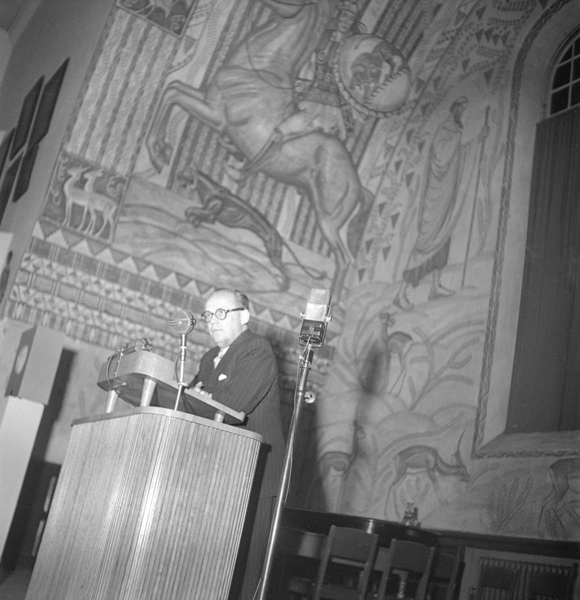 Musikvetaren och radiomannen Per Lindfors leder musikgissningstävling mellan städerna Linköping och Motala. Platsen är läroverkets aula. Tiden den 7 mars 1947.