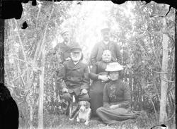 Fem uidentifiserte personer portrettert i naturomgivelser.  