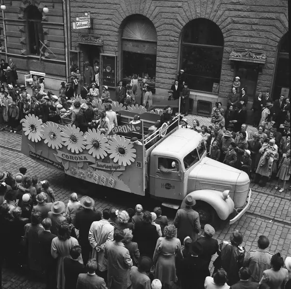 Barnens Dag 1950 Med Ett Fantasifullt Festtåg Genom Stan, Parad Med ...