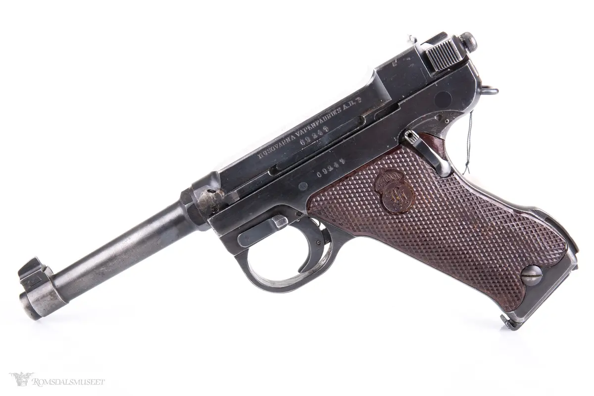 Pistol som designmessig ligner på en P08 Luger. Rekyldrevet, enkeltskuddspistol med låst sluttstykke og integrert hane.