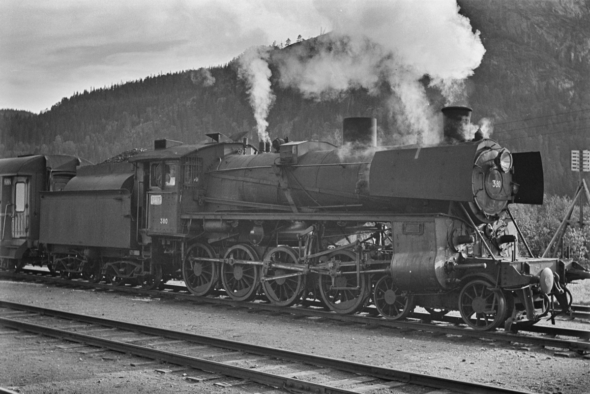 Dagtoget fra Trondheim til Oslo Ø, tog 302, på Støren stasjon. Toget trekkes av damplokomotiv type 26c nr. 380.