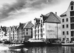 Brosundet, Ålesund, sett fra øst, Apotekergt 5-11.