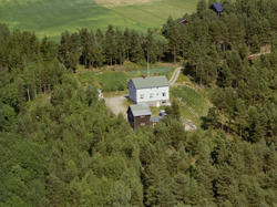 Sør-Fron, antatt Harpefoss. Lite hvitt hus, småbruk