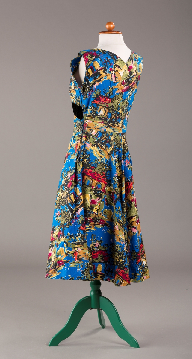 Spanskinspirert motiv med hus, hester og trær