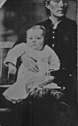 Portrett av kvinne med barn på fanget