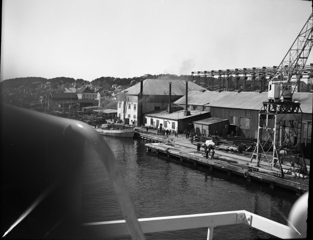 Byggenr. 31 v. Langesund Mekaniske Verksted: Kollbryn
8: "Sakte fart akterover". 
9: "Klar ved winchen".
12: "Kollbryn på slippen 17.5.1951".
13: "Kollbryn ved kaien 24.3.1951".