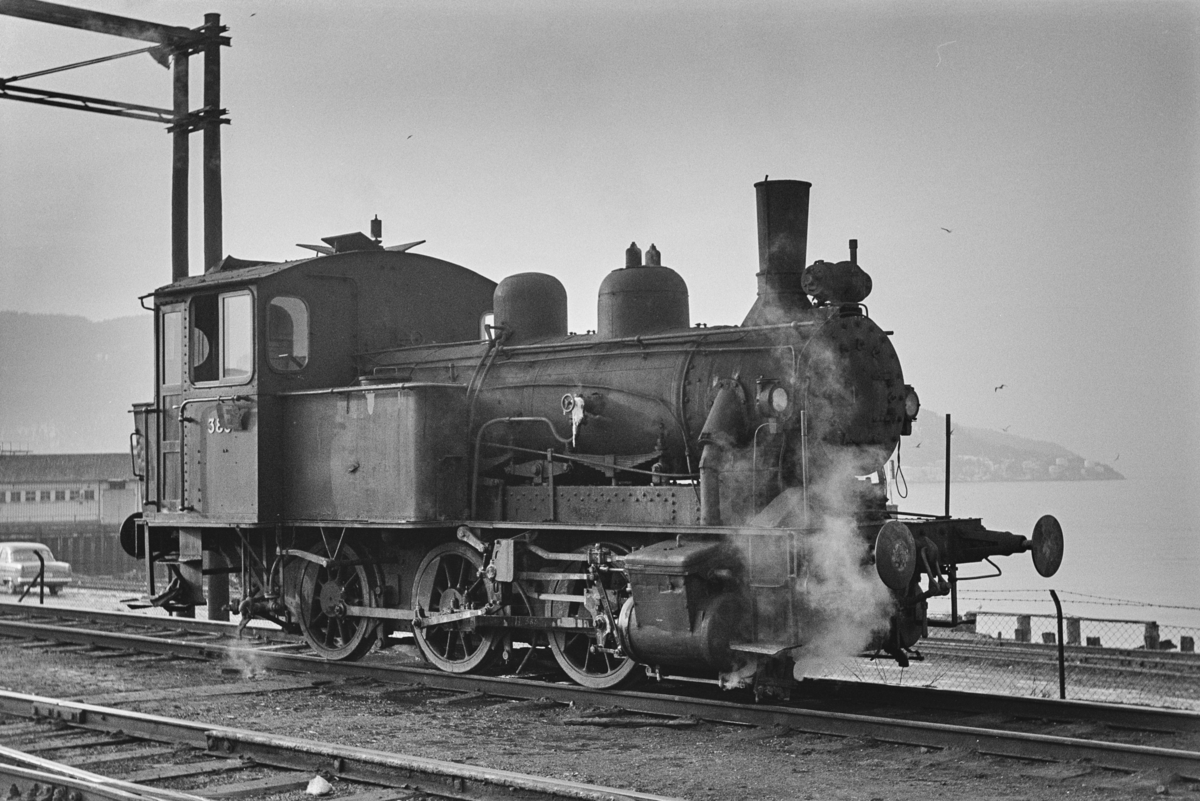 Damplokomotiv type 25c nr. 383 i skiftetjeneste på Trondheim stasjon.