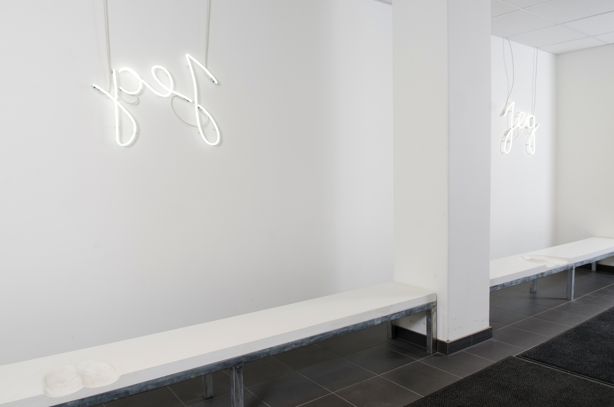 Christensens verk er ein installasjon med to benkar av stål. Benkane er dekt med lys betong kor det er laga avtrykk av menneskekroppar som har sete der. Over kvar benk heng eit kvitt neonrør forma som ordet «jeg». På veggen bak heng det ein rund spegel, slik at begge neonarbeida blir spegla på motståande vegg.

Kunstverket er mogeleg å oppleve også for dei med synshemming, både på grunn av det sterke lyset i neonrøra og fordi det kan utforskast med hendene. Det inviterer til sansing, leik og refleksjon rundt kva det er å vere eit «eg». Spegelen minner om kor viktig spegling i bokstaveleg og overført tyding er for kjensla av kven ein er, og korleis identitet endrar seg over tid. Avtrykka på benkane er i ulik storleik, så ein kan setje seg i dei og kjenne etter om ein passar inn – eller berre sjå på kunsten på motsett side.