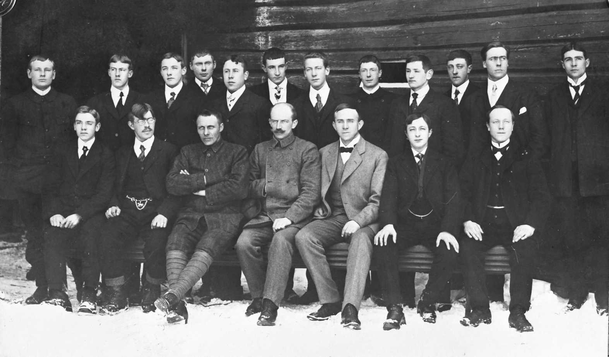 Gruppebilde, menn, skole - Anno Musea i Nord-Østerdalen / DigitaltMuseum