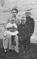 Familiebilde. Mor Minnie Margit Simensd. Husom f. Lien 1887.