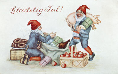 Julekort med bilde av to nisser; den ene sitter og pakker gaver i en sekk, den andre har en sekk på ryggen. Påskriften "gledelig jul" øverst til venstre.