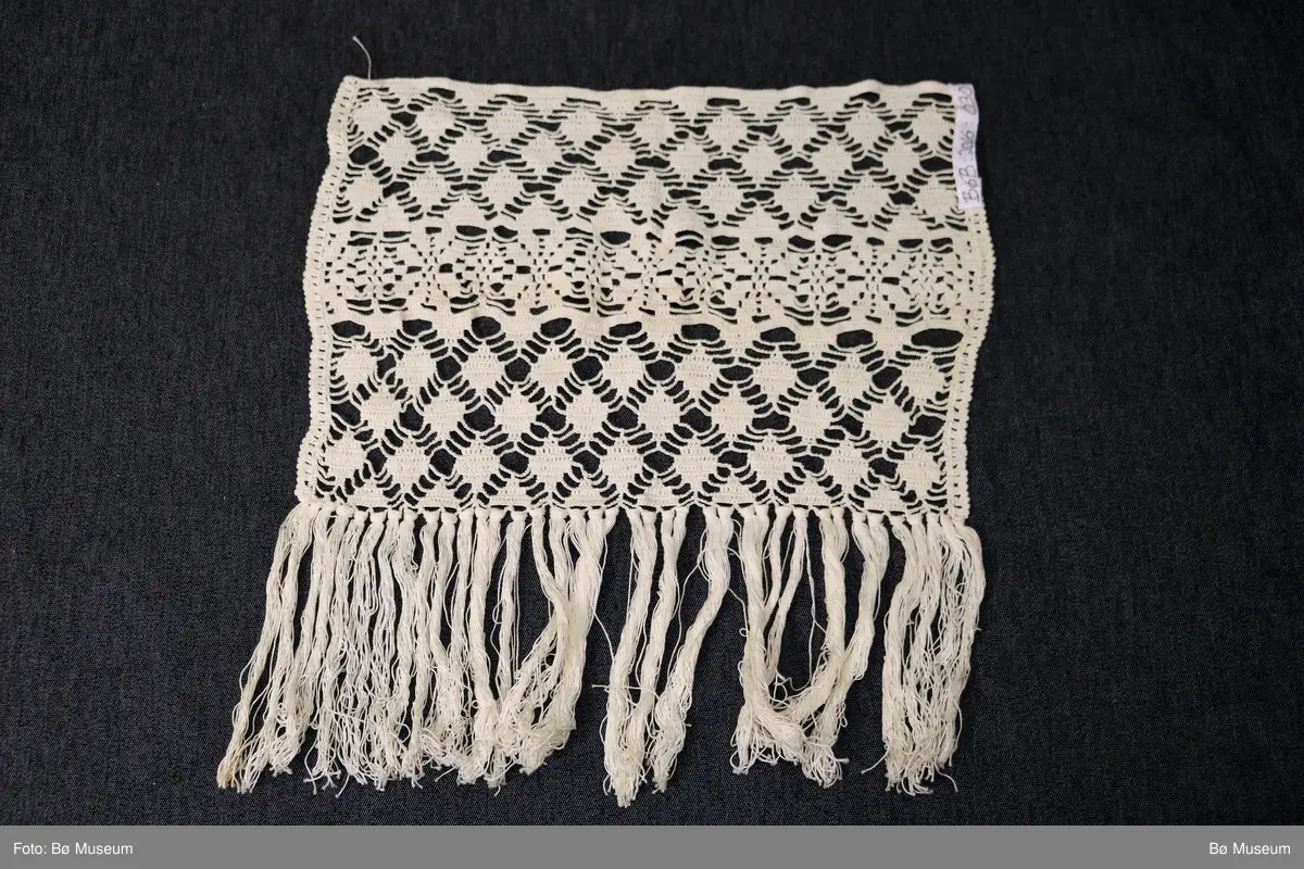 Hekleblonde med åttebladsroser, romber og små ruter i holmønster.