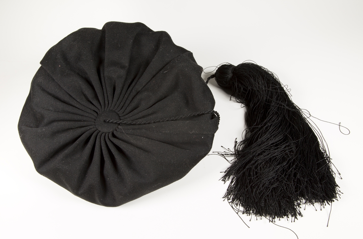 Studenterlue med dusk i snor.