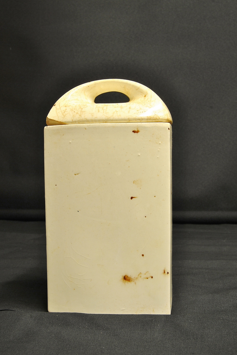 Rektangulær krukke med lok av keramikk.