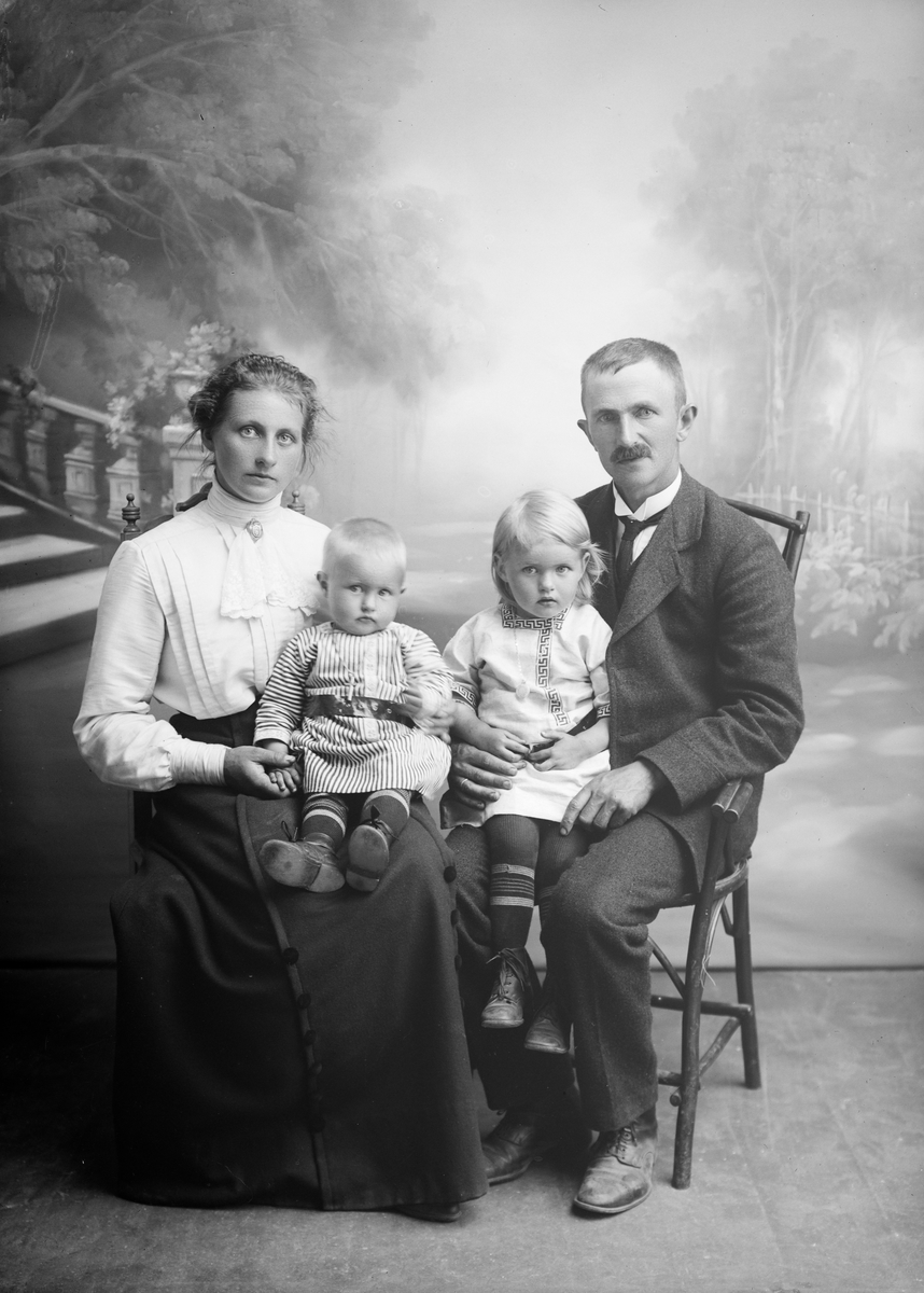 O. I. Sletten med fam, 12.07.1914, mann, kone og to små barn
