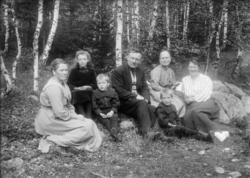 Bådstøhaugen, Tretten, 7 personer