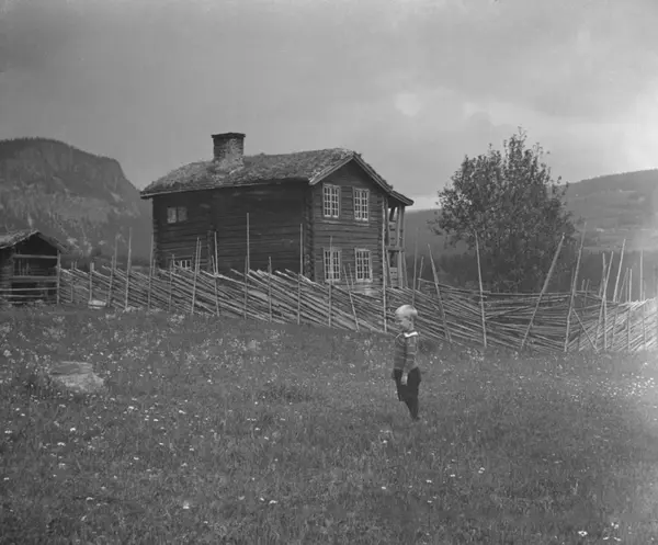 Gammel tømra stuebygning i to etasjer med svalgang