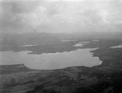 Landskap over fjell med vann.