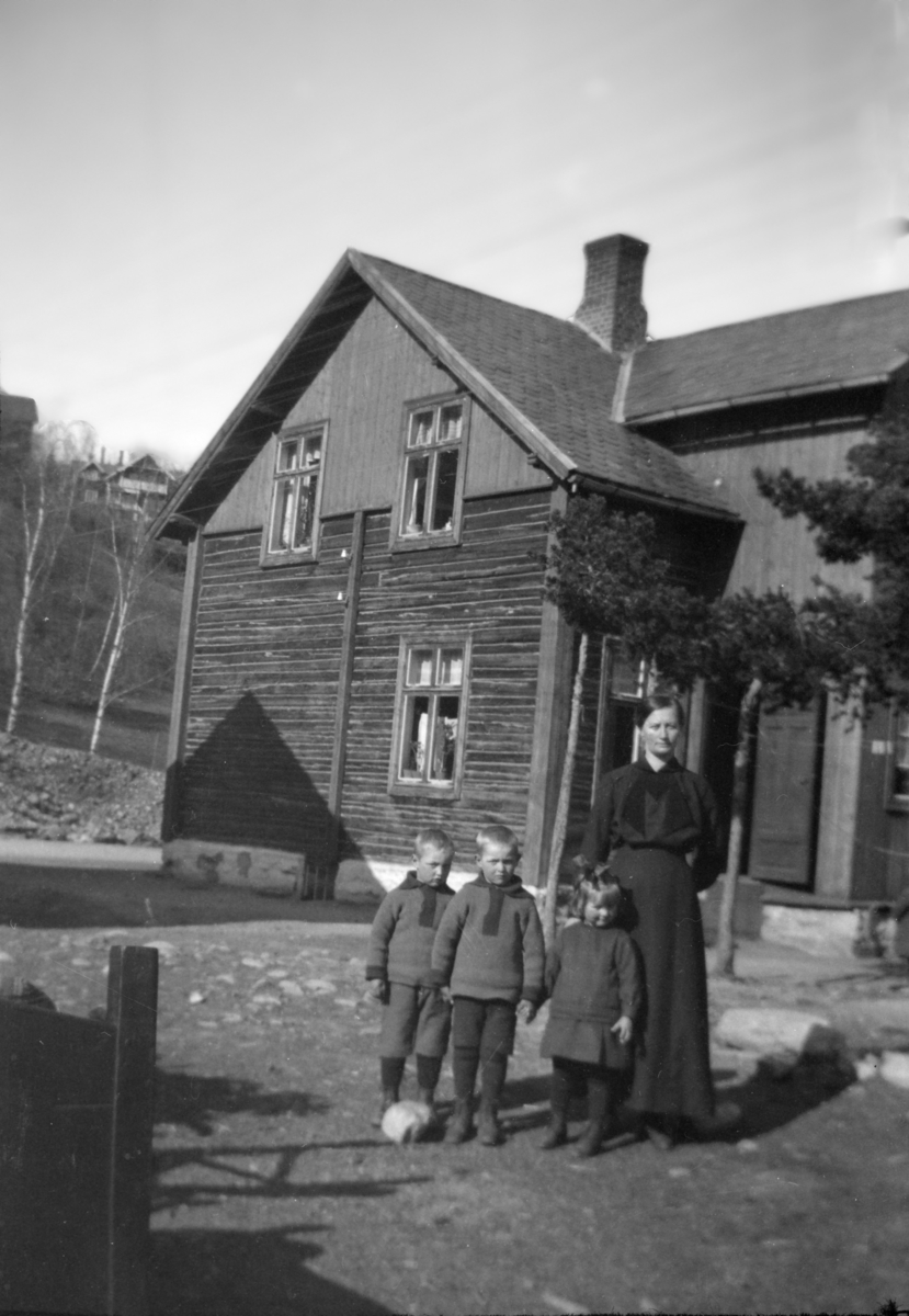 Emma Kaurstad med barna ved Edvardsenhuset (Kolbu), Ringebu.