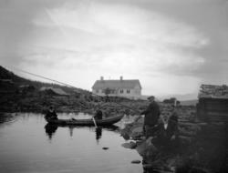 Fiske i fjellvann. 2 i båt og 3 menn på land. Seter og størr