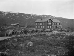 En rekke med biler står klar for kjøretur utenfor Grotli Hot