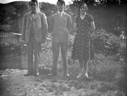 Pål Kluften, Ivar Kluften og Alma Nybakken står i en hage. N