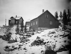 Bedehuset i front med Nundals hus i bakgrunn, Venabygd.