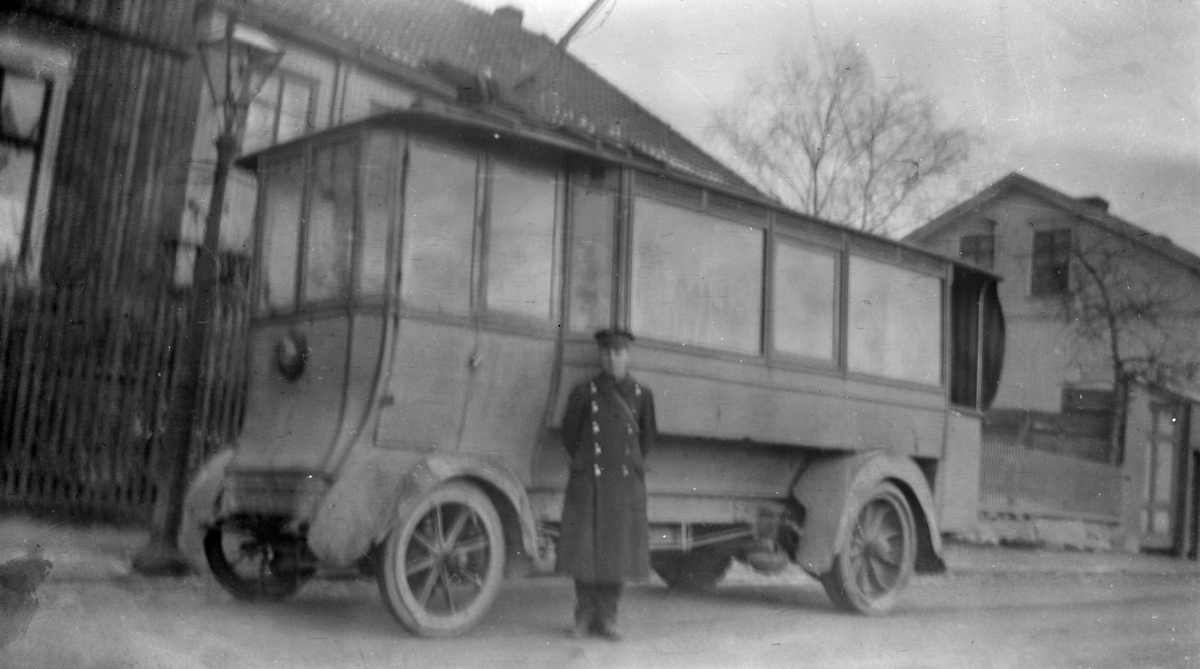 Trolleybussen i Drammen, hjul treeiker og uniformert mann.