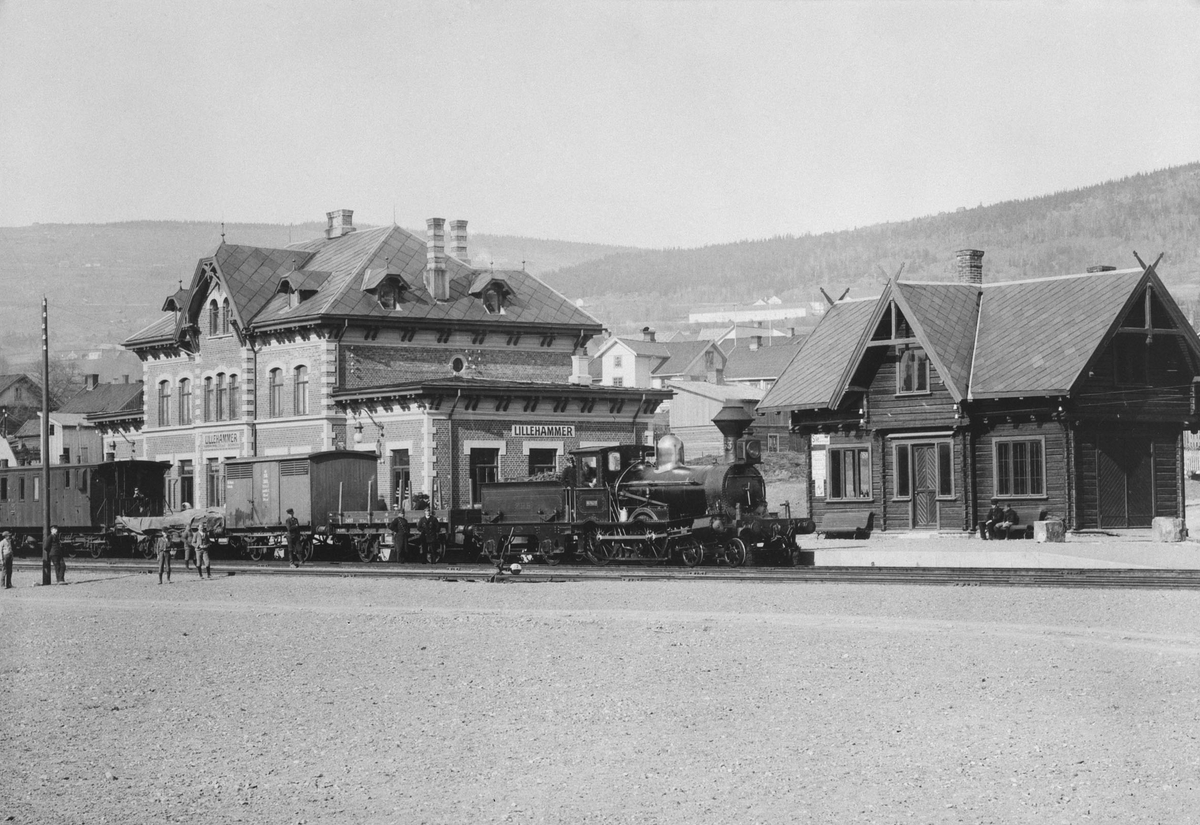 Repro: Lillehammer Jernbanestasjon med tog ant. åpningsåret 1894