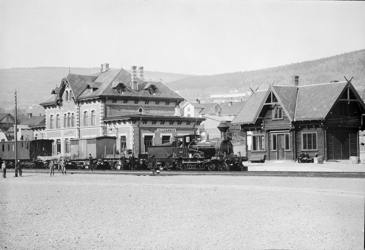 Repro: Lillehammer Jernbanestasjon med tog ant. åpningsåret 1894