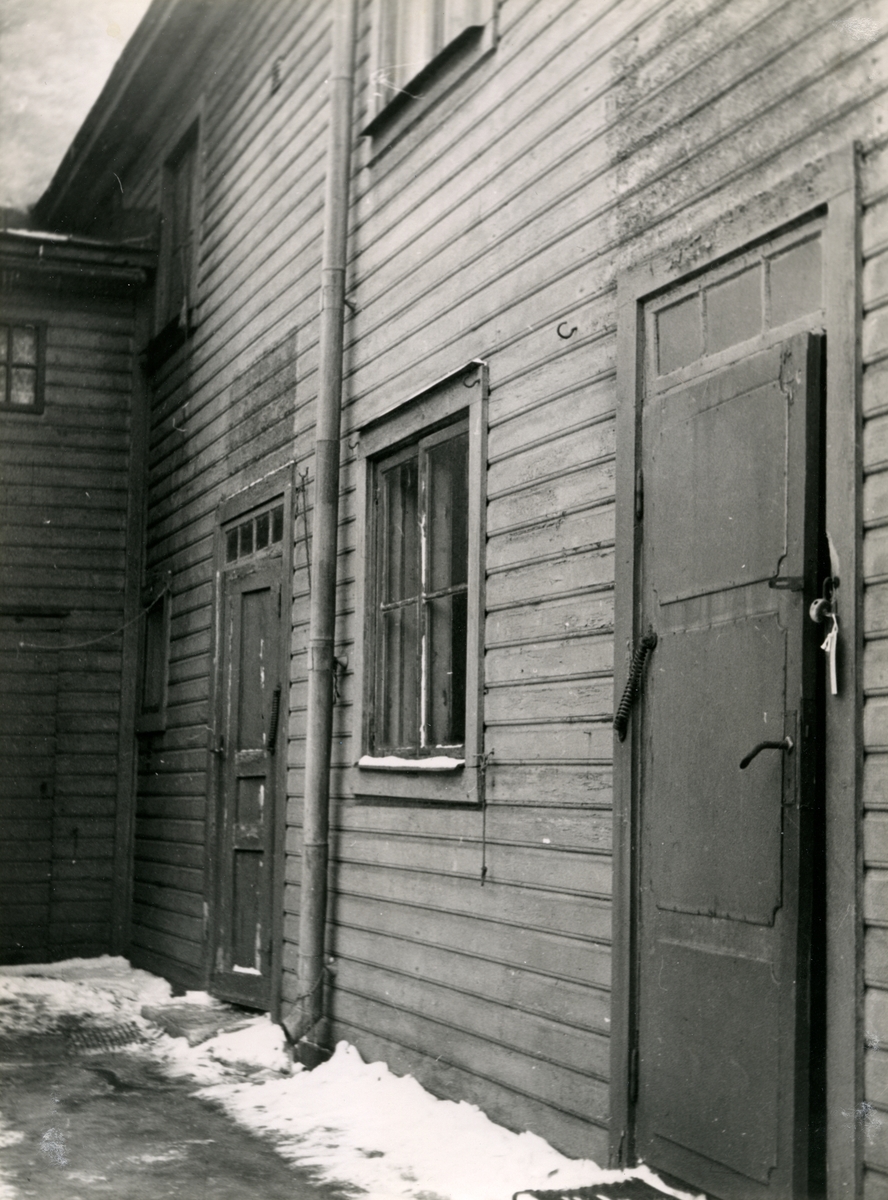 Gårdsinterriör från kvarteret Planket 18 i Norrköping. Fotografi från omkring 1948.