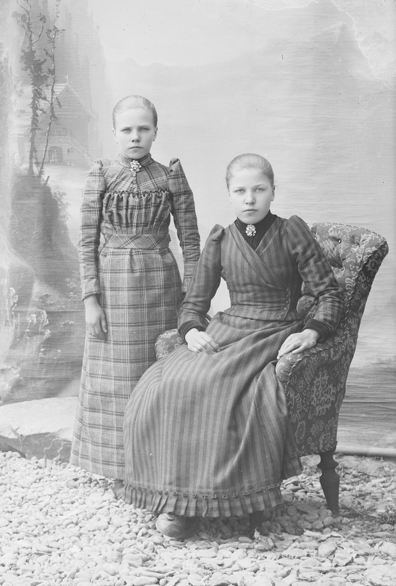 Portrett, Iver Ellingbøs to jenter hvor en sitter på stol, helfigur