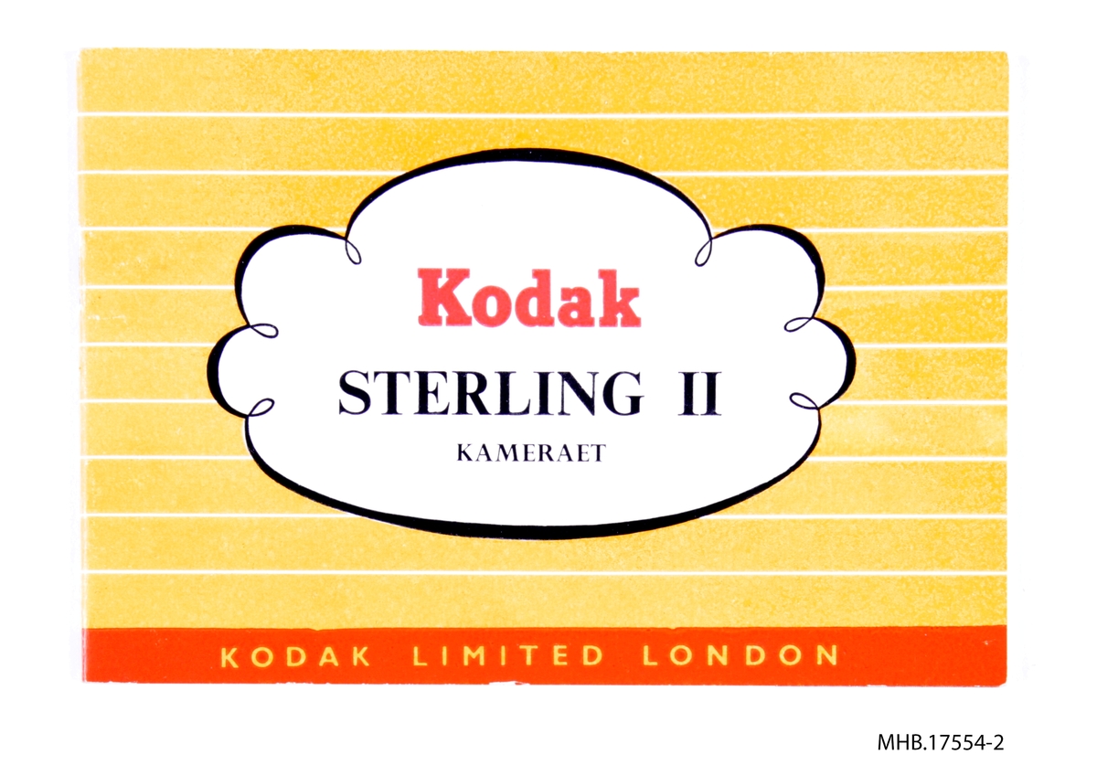 Folde fotoapparat Kodak Sterling II (Film No. 620) i eske og veilednings bok og belysningstabell. Kameraet serial no.21195. Kodak Anaston f/4,5 105 mm linse; Pronto Tysk lukker 1/25- 1/200, +B mode. På baksiden står den røde vindu brukes for frame telling. Produksjonssted England.