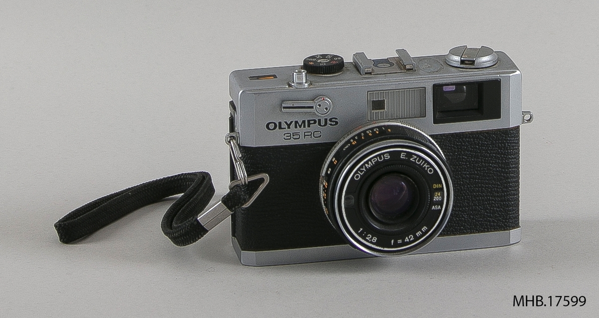 Kamera Olympus 35 RC. Serie nr.504186, ( filmrull: 35mm), E.Zuiko f 2.8 / 42mm linse og Olympus, 1/500, 1/250, 1/125, 1/60, 1/30, 1/15 and B lukker.
Produksjonssted: Japan.