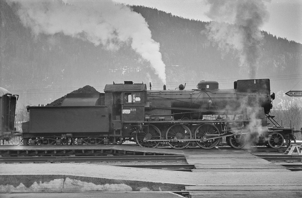 Dagtoget fra Trondheim til Oslo Ø over Røros, tog 302, på Støren stasjon. Toget trekkes av damplokomotiv type 30b nr. 350.