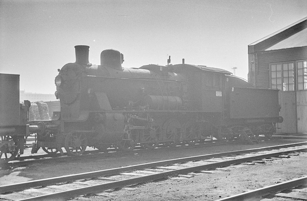 Damplokomotiv type 24b nr. 236 på Marienborg ved Trondheim. Lokomotivet er hensatt i påvente av revisjon.