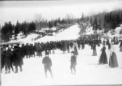 Repro: Hopprenn i Lysgårdsbakken 1909 med nybygde tribuner, 