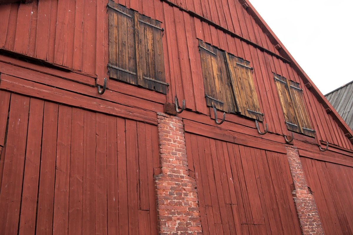 Fotodokumentation av byggnader på Lindholmen i Karlskrona.                Skjul för förvaring av ekvirke. Skjul 13, 14, 15, ritades av överstelöjtnant-mekanikus Jonas Lindströmer. Byggnaderna uppfördes omkring sekelskiftet 1800.