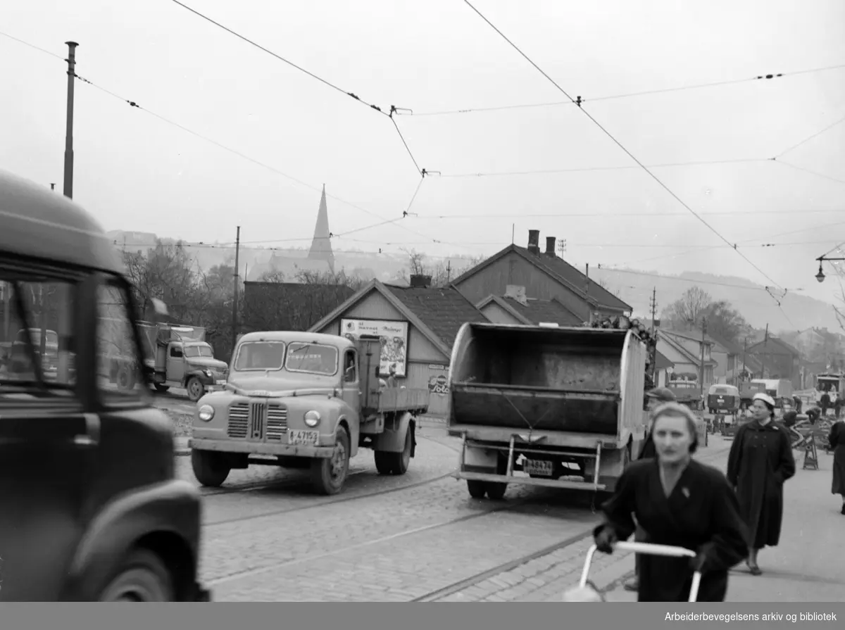 Strømsveien. Trafikk ved Sotahjørnet på Vålerenga. November 1957