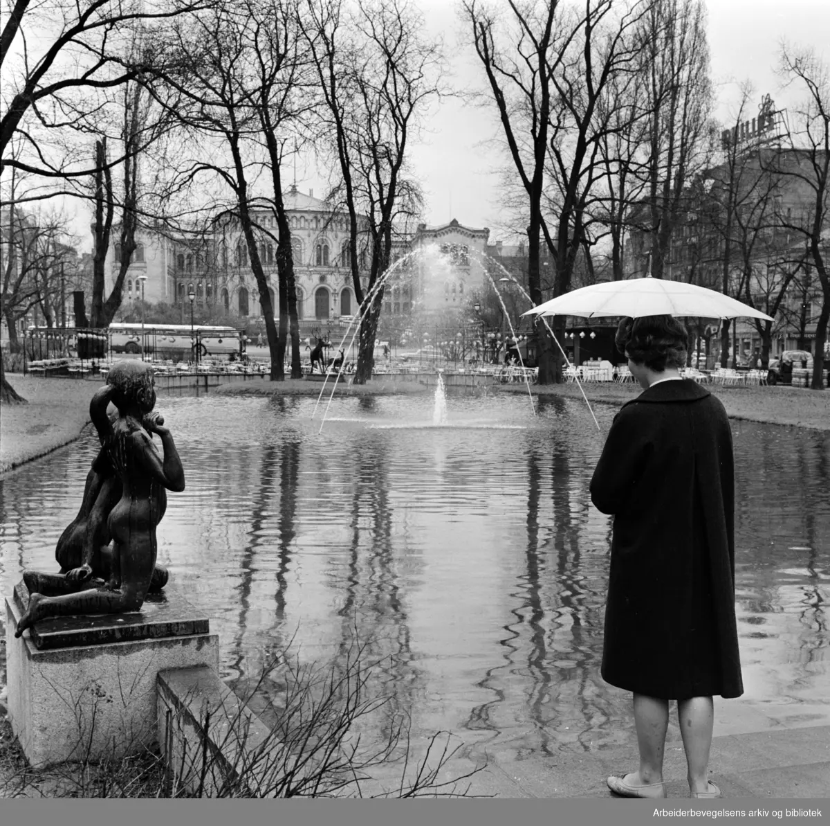 Studenterlunden. Vannet er skrudd på i fontenen. Mai 1962
